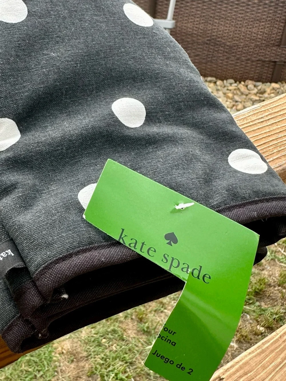 Kate Spade Deco Dot Oven Mitts – Black Wash w/ White Polka Dots
